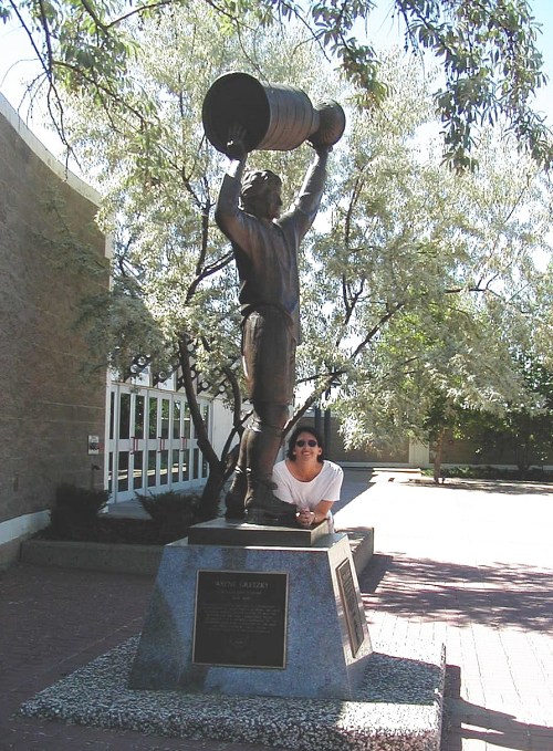 Paying tribute at the Gretzky statue!
